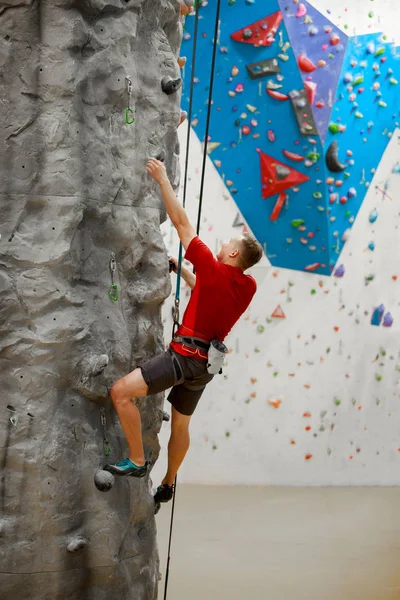 Foto vom Rücken des Sportlers beim Turnen an der Kletterwand — Stockfoto