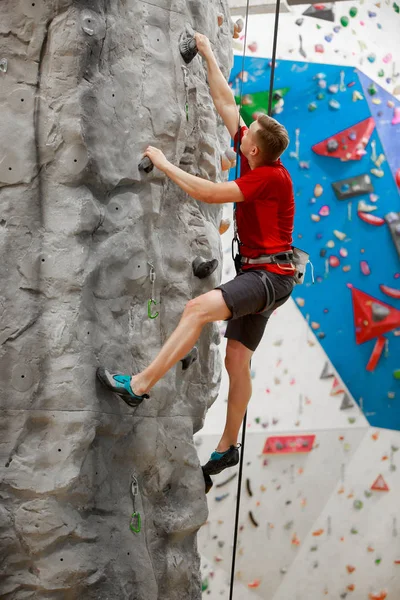 Photo Back Young Sports Man Red Shirt Training Climbing Wall — Stock Photo, Image