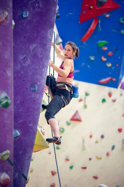 Φωτογραφία νεαρού κοριτσιού άσκηση σε τοίχο αναρρίχησης — Φωτογραφία Αρχείου