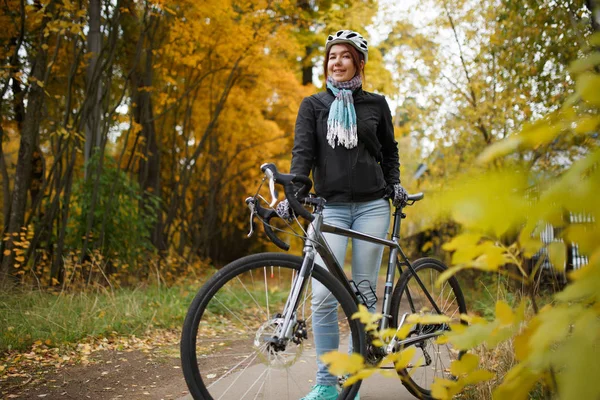 Image of woman with bicycle in helmet — Stock Photo, Image