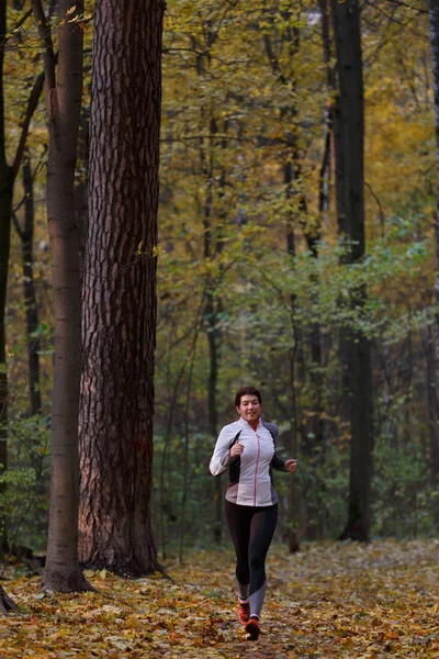 Immagine a figura intera di donna su corsa del mattino — Foto Stock