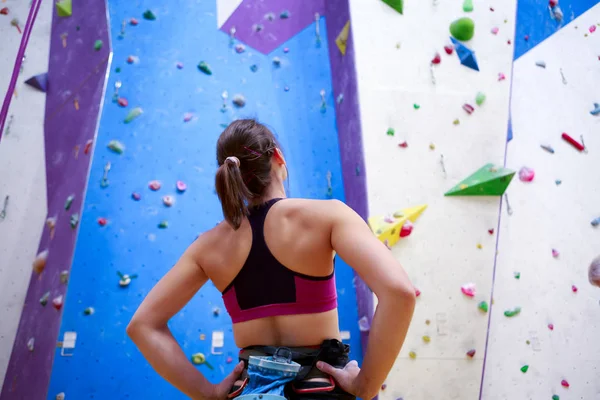 Zdjęcie z dziewczyna młodego sportowca z tyłu rękami w pasie stojącą obok ściany do wspinaczki — Zdjęcie stockowe