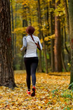 Ormanın içinde çalışan genç esmer sportif arka resim