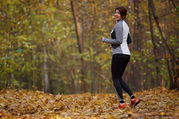Foto de chica feliz en ropa deportiva en carrera en otoño —  Fotos de Stock