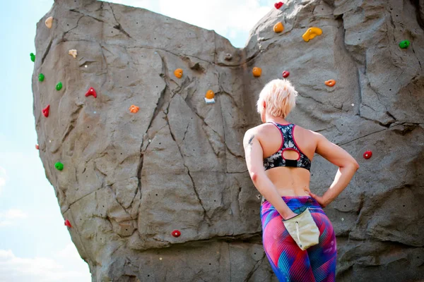 Photo from back of sporty female climber with bag of soap against rock boulder — Stock Photo, Image