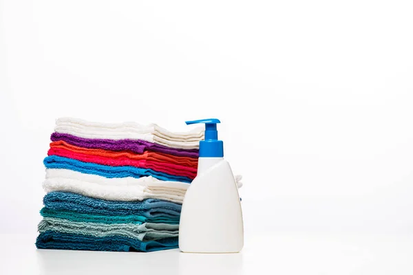 Zdjęcie Jednej Butelki Mydła Płynie Kolorowe Ręczniki Czyste Białe Tło — Zdjęcie stockowe
