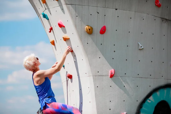 Foto von sportlicher Frau beim Training an Kletterwand — Stockfoto