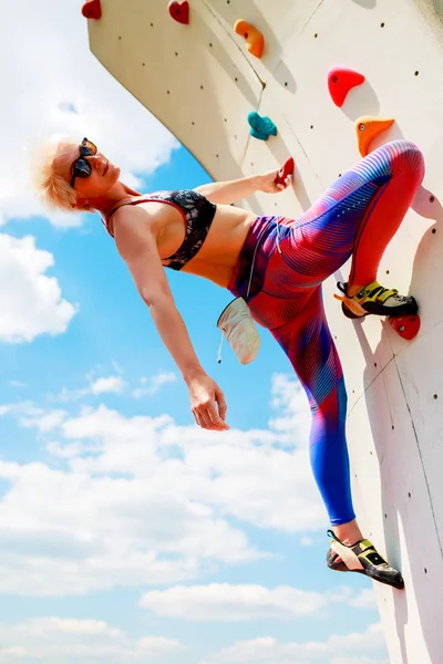 Foto da jovem no treino na parede de escalada — Fotografia de Stock