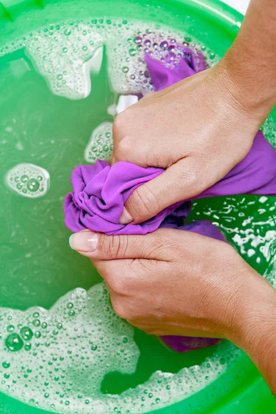 Beeld Top Van Meisje Handen Wassen Violet Kleren Groene Bekken — Stockfoto