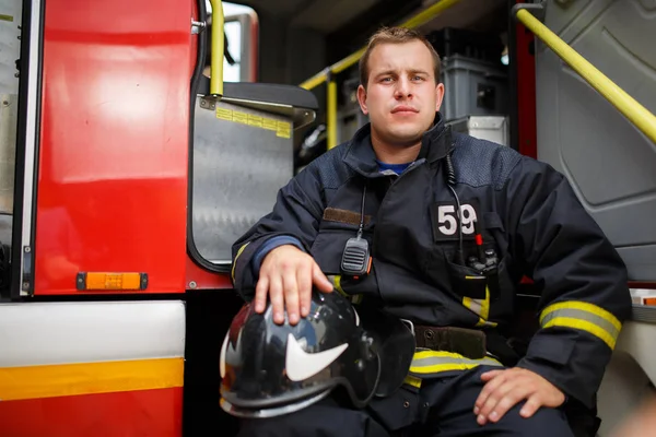 Foto von Feuerwehrmann im Feuerwehrauto — Stockfoto