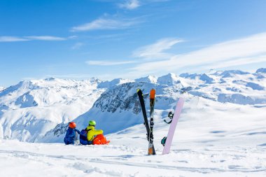 snowboard ve kar ve dağları görmek skiier oturma