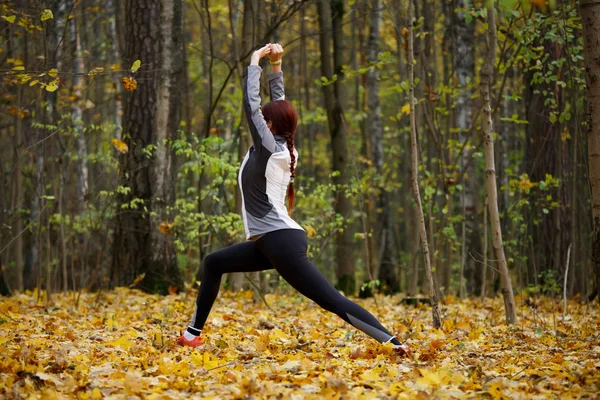 Фото спортивної фітнес-дівчини, що робить вправи на розтяжці на свіжому повітрі — стокове фото