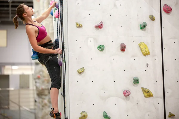 Fotografia Kobieta młody sportowiec na treningu ściana wspinaczkowa — Zdjęcie stockowe