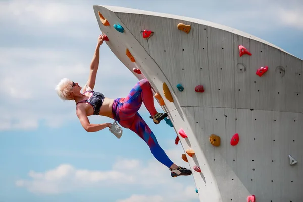 Foto der Sportlerin beim Training an der Kletterwand — Stockfoto