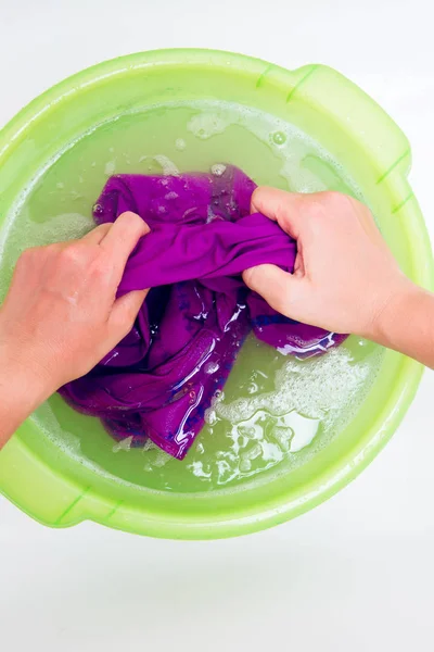 Foto op de top van vrouwelijke handen wassen Wasserij in groene bekken — Stockfoto