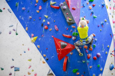 Salona mavi duvar tırmanma spor kız arkası fotoğraf