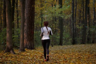 Fotoğraf arka esmer sportif Tekdüzen kaçmanın sonbahar orman tam büyüme