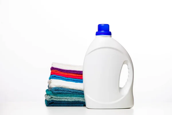 Foto einer Flasche Reinigungsprodukte und mehrfarbiger Tücher — Stockfoto
