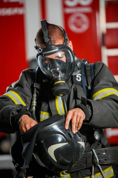 Φωτογραφία: πυροσβέστης που φοράει μάσκα αερίου κοντά στο πυροσβεστικό — Φωτογραφία Αρχείου