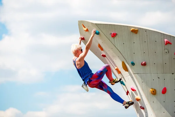 Kép oldaláról sport nő mászni sziklás nyári napon — Stock Fotó