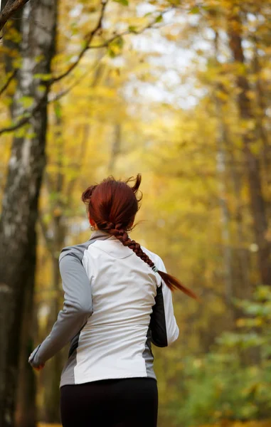 Foto de chica joven en la carrera de la mañana — Foto de Stock