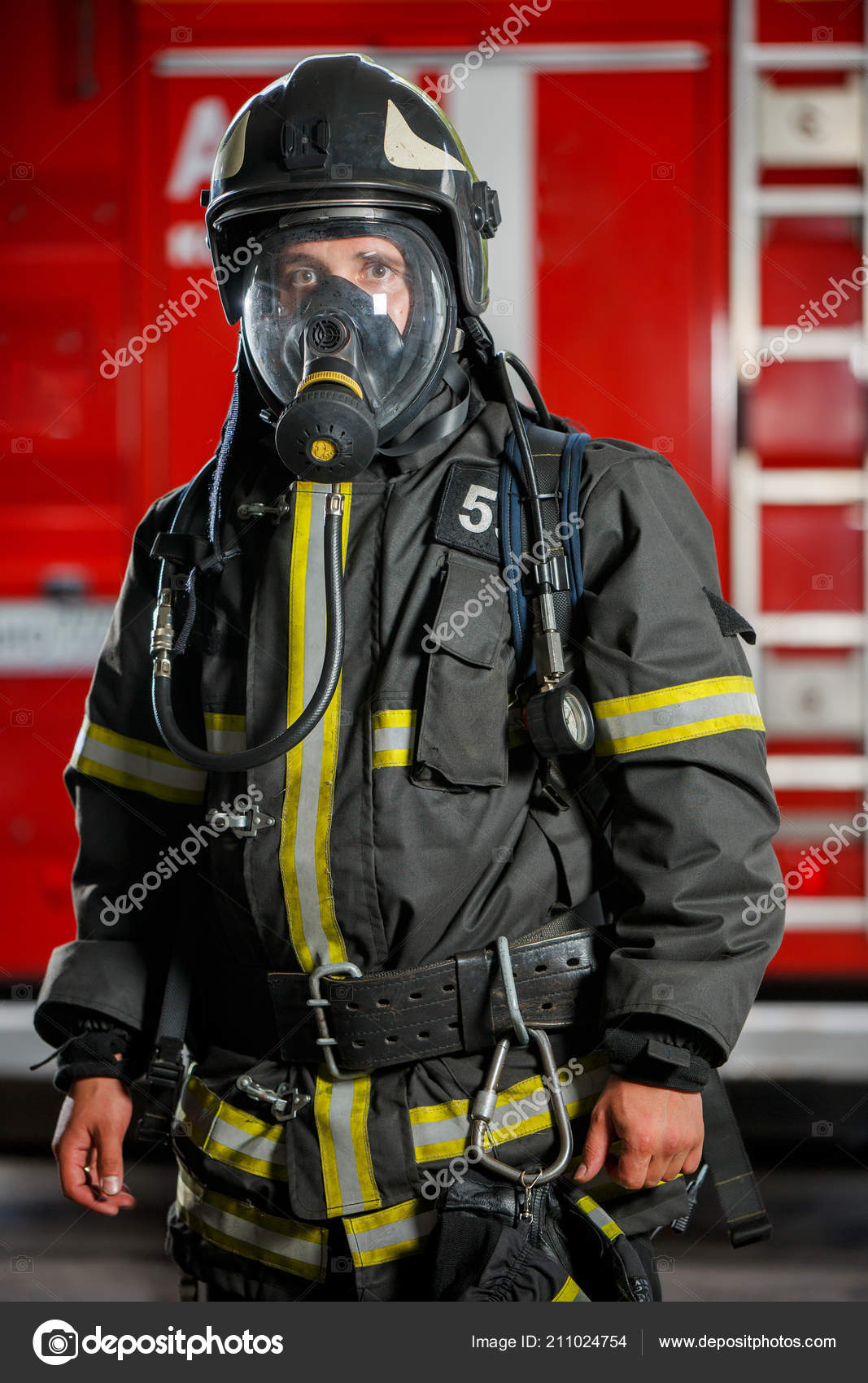 Foto von Feuerwehrmann mit Gasmaske und Helm in der Nähe von Feuerwehrauto  - Stockfotografie: lizenzfreie Fotos © logoff 211024754