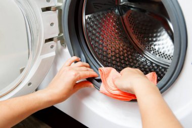 Erkek fotoğrafı silme çamaşır makinesi ile açık doorindoors eller