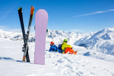 snowboard ve kar ve dağları görmek skiier oturma