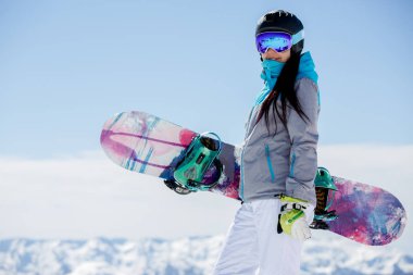 Kask ile snowboard kar dağlar özgeçmişlerine hiking kadın fotoğrafı