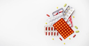 Kabarcıklar ile boş bir beyaz alanı haplarla görüntüsünü.