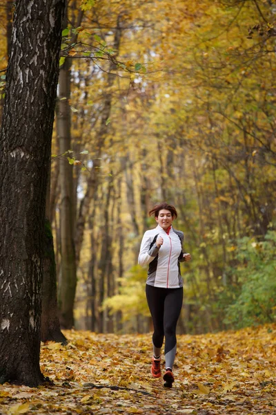 Imagen de la morena deportiva en carrera matutina en otoño — Foto de Stock