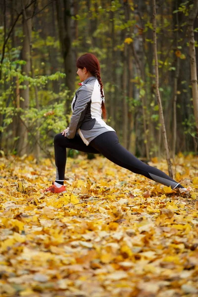 Bild av sport fitness kvinna göra stretchingövningar i frisk luft — Stockfoto