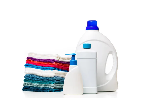Foto de três garrafas de produtos de limpeza e toalhas coloridas — Fotografia de Stock