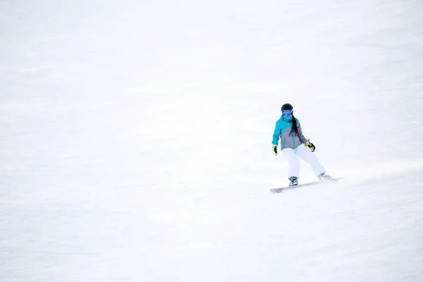 Foto di atleta donna che cavalca snowboard — Foto Stock