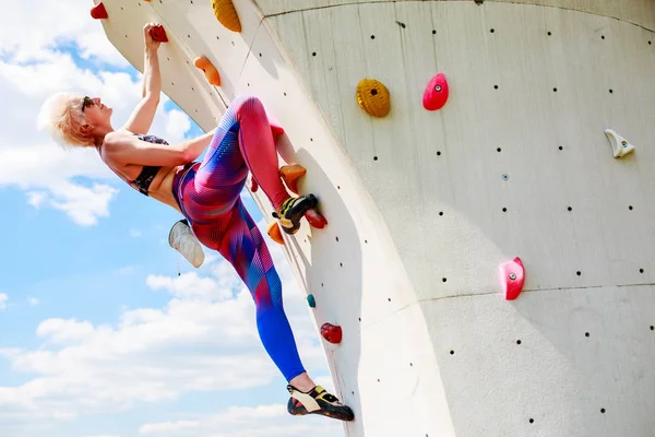 Foto eines jungen Mädchens beim Training an der Kletterwand — Stockfoto