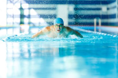 Sportif adam eğitim havuzunda yolda yelken görüntüsünü