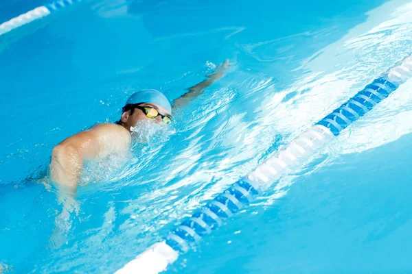 Freistilschwimmerin im Schwimmbad — Stockfoto