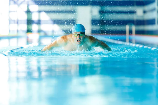 Imagen del deportista navegando por el camino en la piscina en el entrenamiento — Foto de Stock