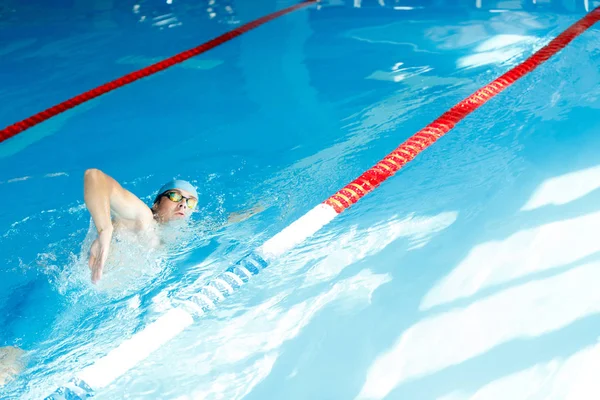 Freistilschwimmerin im Schwimmbad — Stockfoto