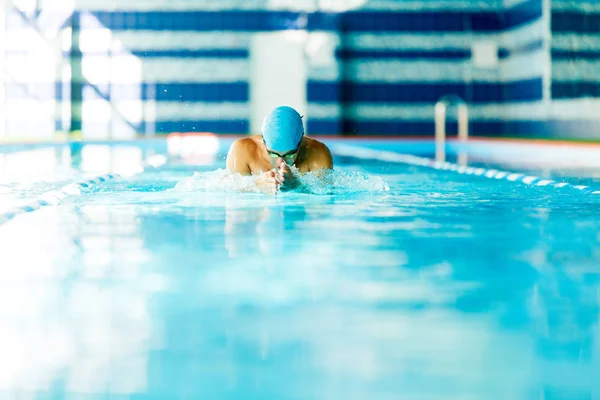 Image of sportive man swimming in pool — Stock Photo, Image