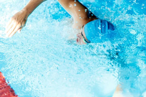 Imagem do desportista nadando em estilo de rastejar na piscina — Fotografia de Stock
