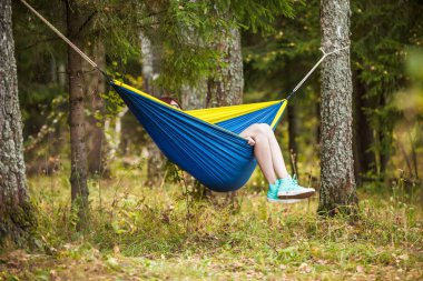 Ormandaki hamakta esmer istirahat görüntü