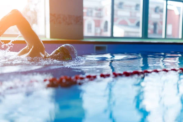 Foto do lado do homem de esportes nadando na piscina — Fotografia de Stock