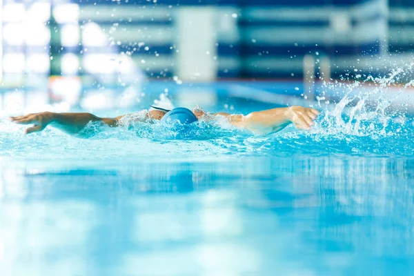 Фото спортсмена, спускающегося по тропинке в бассейне на тренировках — стоковое фото