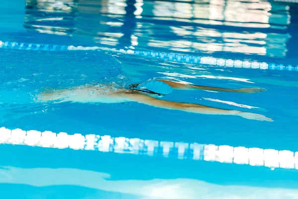 Фото спортивного мужчины, плавающего под водой в бассейне — стоковое фото