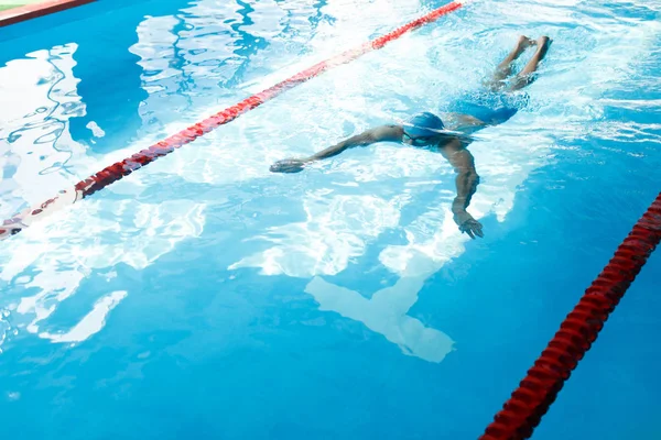 Foto zeigt Sportler, der auf Pfad im Pool schwimmt — Stockfoto