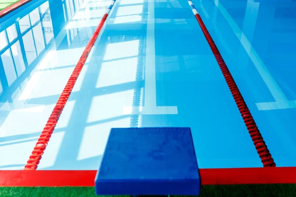 Foto uit de bovenkant van het zwembad met noteringen op de bodem, met rode scheidingswand — Stockfoto