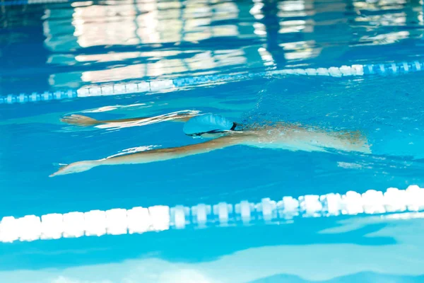 Bild eines Sportlers, der im Pool unter Wasser schwimmt — Stockfoto