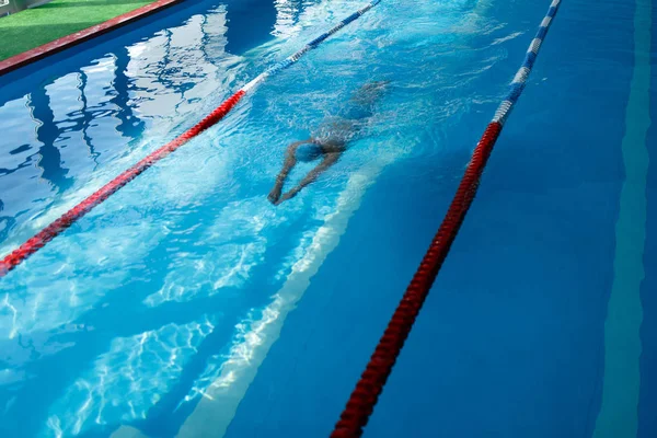 Kép a sportoló medencében úton úszás — Stock Fotó