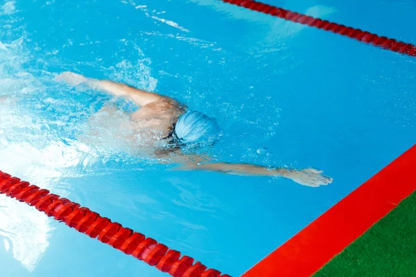 Fénykép a sportoló stílusban csúszás medencében úszás — Stock Fotó
